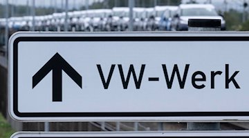 A sign shows the way to the Volkswagen plant in Zwickau / Photo: Hendrik Schmidt/dpa/Archivbild
