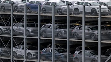 Elektrofahrzeuge aus der Produktion von Volkswagen Sachsen parken vor der Auslieferung auf dem Werksgelände in Zwickau. / Foto: Hendrik Schmidt/dpa