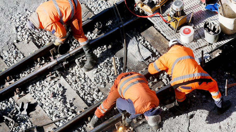 Ein Bautrupp der Bahn repariert auf einer Strecke das Gleisbett. / Foto: Roland Weihrauch/dpa/Symbolbild
