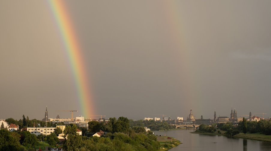 Ein doppelter Regenbogen steht über der Altstadt. / Foto: Sebastian Kahnert/dpa