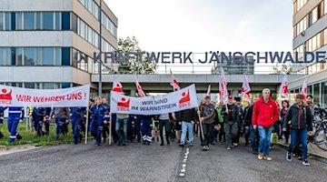 Streikende Beschäftigte des Kraftwerkes Jänschwalde. / Foto: Frank Hammerschmidt/dpa