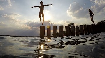 Ein Junge springt von einer Buhne in den Markkleeberger See. / Foto: Jan Woitas/dpa-Zentralbild/dpa