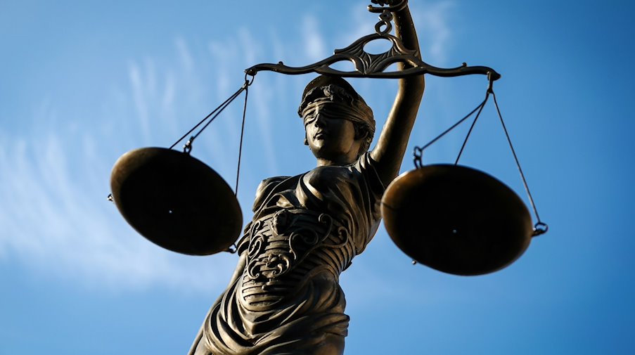 Eine Statue der Justitia hält eine Waage in ihrer Hand. / Foto: David-Wolfgang Ebener/dpa/Symbolbild