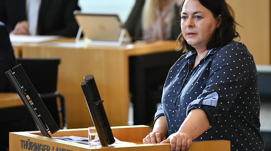 Katharina König-Preuss (Die Linke), Landtagsabgeordnete, spricht in einer Sondersitzung des Thüringer Landtages. / Foto: Martin Schutt/dpa-Zentralbild/dpa/Archivbild
