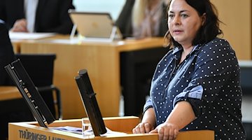 Katharina König-Preuss (Die Linke), Landtagsabgeordnete, spricht in einer Sondersitzung des Thüringer Landtages. / Foto: Martin Schutt/dpa-Zentralbild/dpa/Archivbild