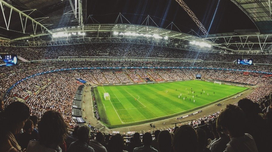 Quelle: https://pixabay.com/de/photos/publikum-fu%C3%9Fball-stadion-1866738/