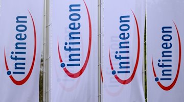 Прапори з логотипом Infineon майорять на вітрі перед заводом виробника мікросхем / Фото: Robert Michael/dpa