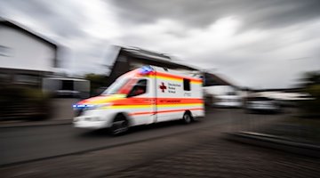 An ambulance drives across the street. / Photo: Boris Roessler/dpa/Symbolbild