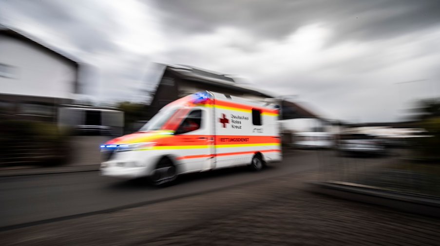 Una ambulancia cruza la carretera / Foto: Boris Roessler/dpa/Symbolbild