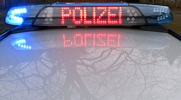 Напис "Polizei" (Поліція) світиться на даху патрульної машини поліції / Фото: Carsten Rehder/dpa/Symbolbild