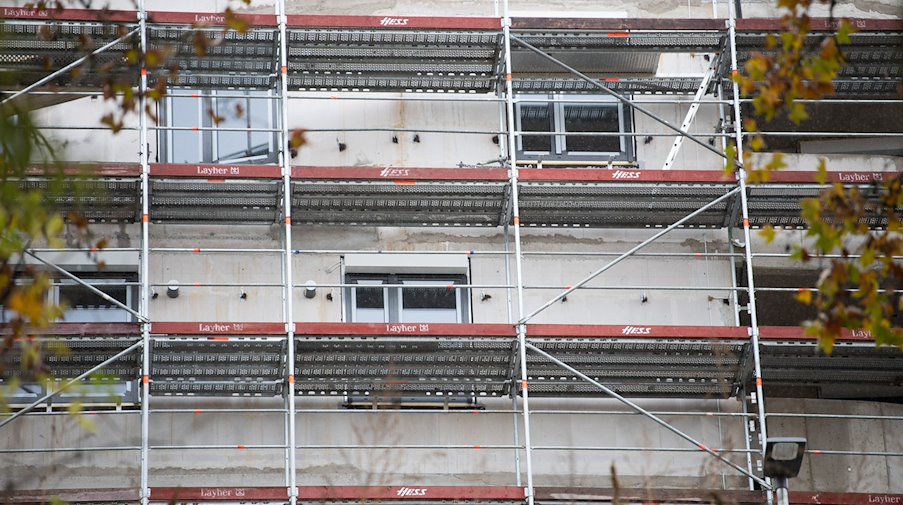 A scaffold on a residential building. / Photo: Sebastian Gollnow/dpa/Symbolbild