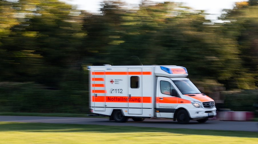 An ambulance drives to an operation / Photo: Fernando Gutierrez-Juarez/dpa-central-image/ZB/symbol.