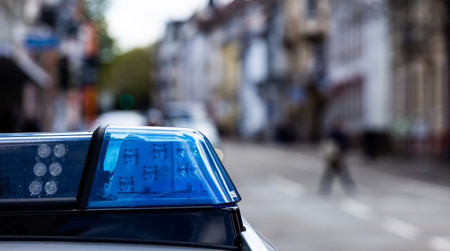 Поліцейський автомобіль швидкої допомоги стоїть на узбіччі дороги / Фото: Philipp von Ditfurth/dpa/Symbolbild