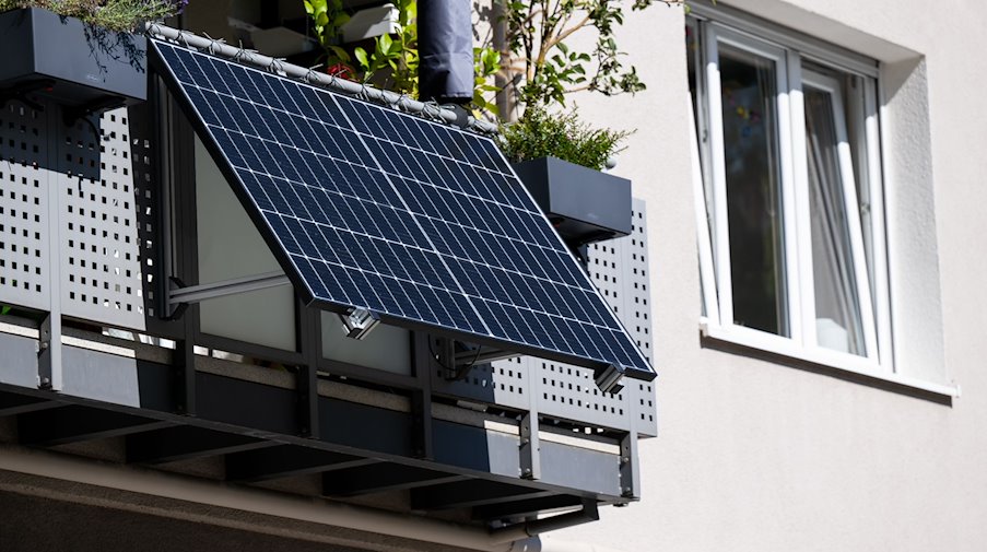 Etwa 9000 Menschen in Sachsen haben Förderung für eine Solaranlage auf dem Balkon beantragt. / Foto: Sven Hoppe/dpa/Symbolbild