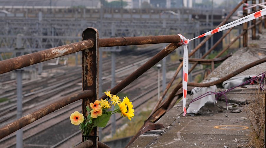 Ein Strauß Plastikblumen ist nach dem  Busunglück nahe der Unfallstelle angebracht. / Foto: Antonio Calanni/AP/dpa