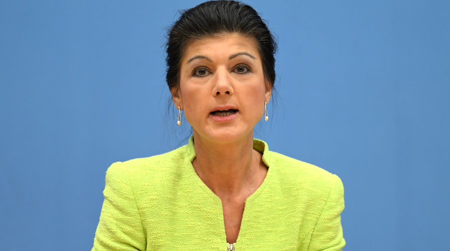 Die Politikerin Sahra Wagenknecht spricht während einer Pressekonferenz. / Foto: Soeren Stache/dpa/Archivbild