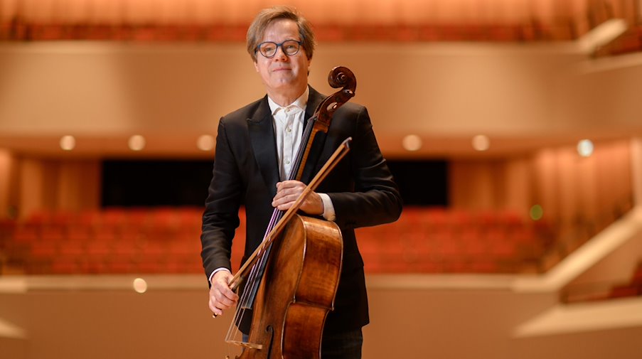 Jan Vogler, Musiker und Intendant der Dresdner Musikfestspiele, steht mit seinem Cello. / Foto: Robert Michael/dpa/Archivbild