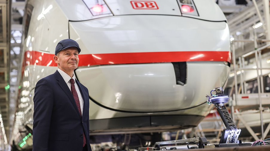 فولكر فيسينغ (الحزب الديمقراطي الحر) ، وزير النقل الألماني، يقف أمام قطار ICE التابع لشركة السكك الحديدية الألمانية في القاعة الصيانة. / صورة: أوليفر بيرغ / dpa