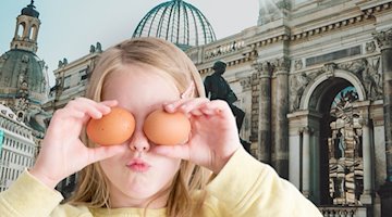 Kind hält sich zufrieden zwei Eier vor die Augen, dahinter Wappen der Stadt Dresden
