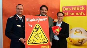 Dieser kleine Aufkleber kann Großes bewirken: Die sogenannten "Kinderfinder" können im Notfall Kinderleben retten. In der Kooperation von Sachsenlotto mit dem Landesfeuerwehrverbund Sachsen sind nun 15 000 dieser kleinen Lebensretter entstanden.