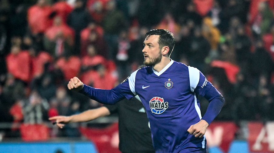 Aues Boris Tashchy jubelt nach seinem Treffer zum 0:2. Gegen Saarbrücken war er Aues Matchwinner. / Foto: Hendrik Schmidt/dpa/Archivbild