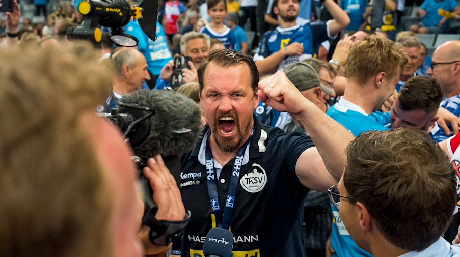 Coach of Eisenach Misha Kaufmann (M) cheers himself after winning the match / Photo: Daniel Vogl/dpa
