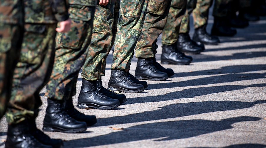 German soldiers stand in a square / Photo: Sina Schuldt/dpa/Symbolbild