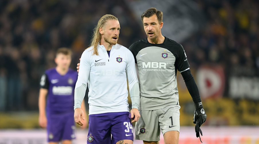 Aue's Marvin Stefaniak (l) and goalkeeper Martin Männel disappointed after the defeat. / Photo: Robert Michael/dpa/Archivbild