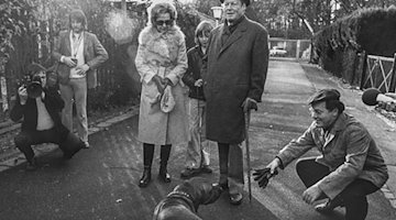 Brandts damaliger persönlicher Referent Günter Guillaume (r)-l, Bundeskanzler Willy Brandt, sein Sohn Matthias und seine Ehefrau Rut bei einem Sonntagsspaziergang. / Foto: Peter Popp/dpa/Archivbild