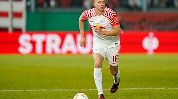 Leipzigs Lukas Klostermann spielt den Ball. / Foto: Uwe Anspach/dpa