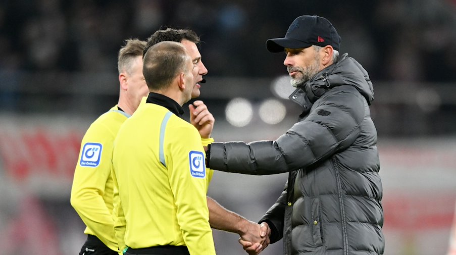 Schiedsrichter Felix Zwayer (l) reicht RB Leipzigs Trainer Marco Rose die Hand. / Foto: Hendrik Schmidt/dpa/Archivbild