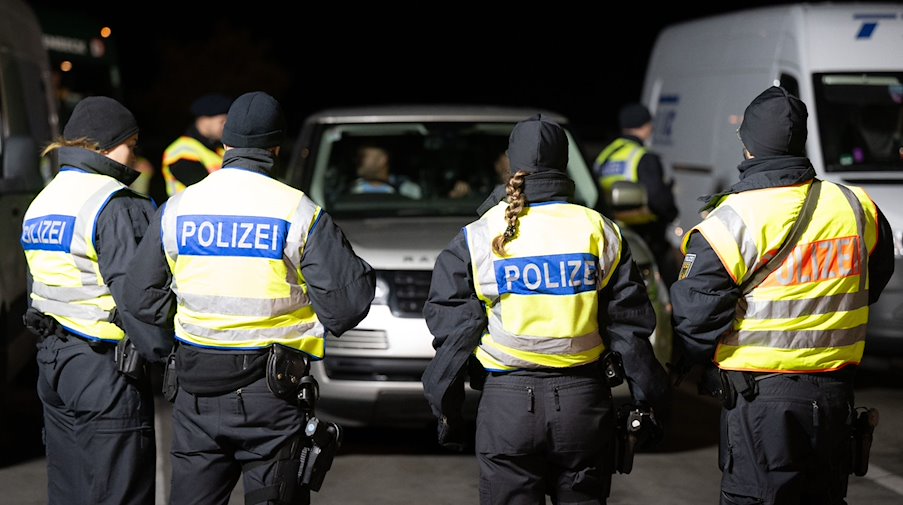 Polizisten stehen anlässlich von Grenzkontrollen auf dem Rastplatz. / Foto: Sebastian Kahnert/dpa