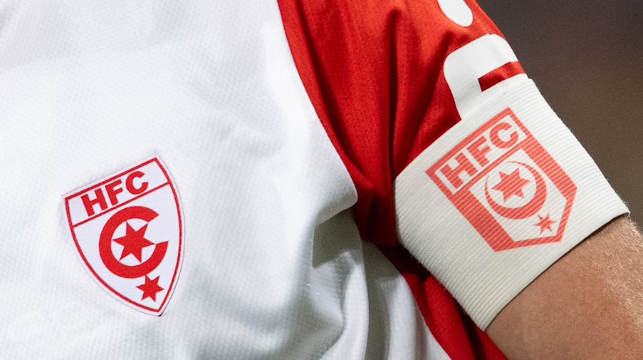 The logo of the HFC can be seen on the jersey and on the captain's armband. / Photo: Robert Michael/dpa