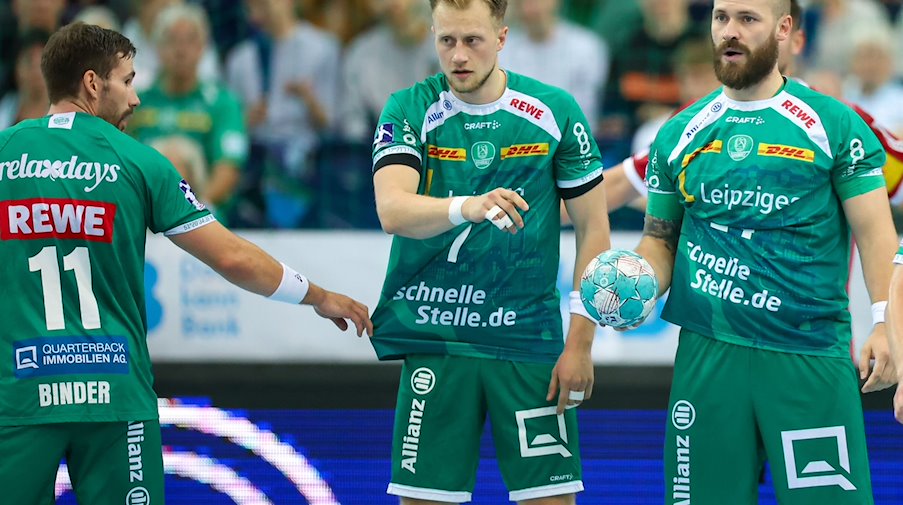 Los jugadores del Leipzig Lukas Binder (i-d), Luca Witzke y Moritz Preuss en el campo / Foto: Jan Woitas/dpa