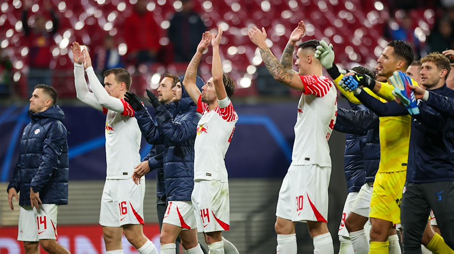 Los jugadores del Leipzig dan las gracias a la afición tras la victoria / Foto: Jan Woitas/dpa