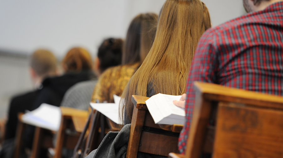 Studierende sitzen in einem Hörsaal. / Foto: Jens Kalaene/dpa