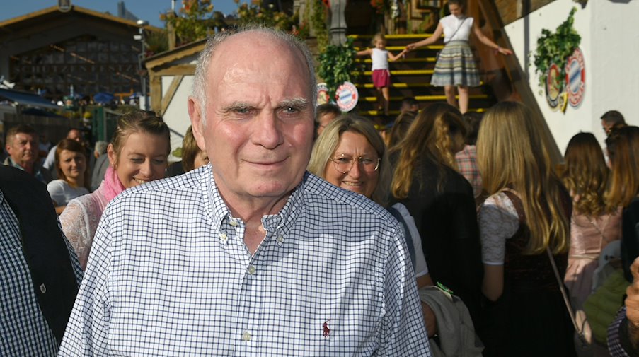 Uli Hoeneß leaves the Käfer tent after the FC Bayern Munich team was a guest there / Photo: Felix Hörhager/dpa