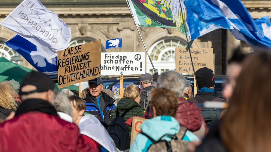 Querdenker, Rechtsextremisten und Reichsbürger haben unter dem Motto „Demo für Frieden und Freiheit - Reformation der Gesellschaft“ zu einer Demonstration aufgerufen. / Foto: Daniel Schäfer/dpa