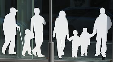 Фігури людей різного віку наклеєні на віконні шибки / Фото: Jens Kalaene/dpa-Zentralbild/dpa