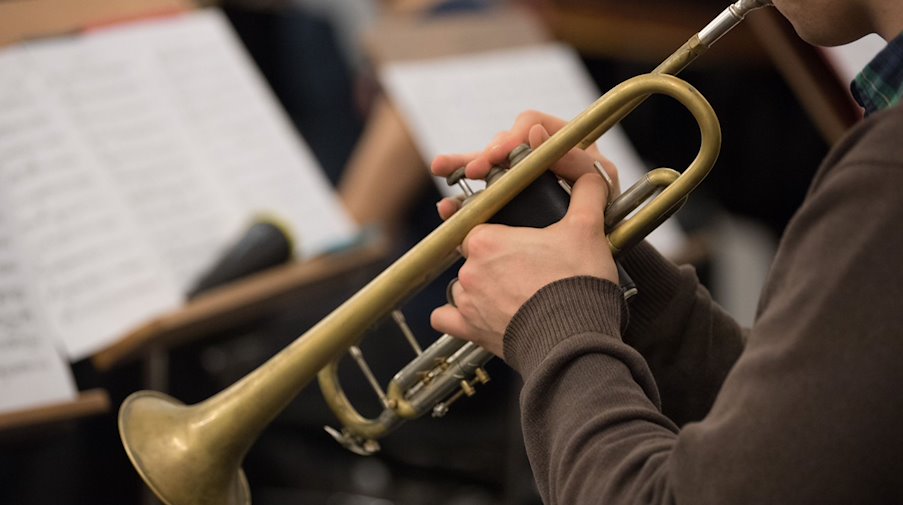 Ein Musiker eines Jazz-Orchesters bläst auf einer Trompete. / Foto: Sebastian Kahnert/dpa-Zentralbild/dpa/Symbolbild