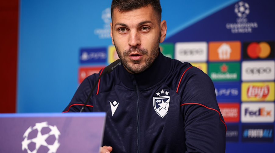 Belgrads Kapitän Aleksandar Dragovic spricht in der Pressekonferenz in der Red-Bull-Arena. / Foto: Jan Woitas/dpa