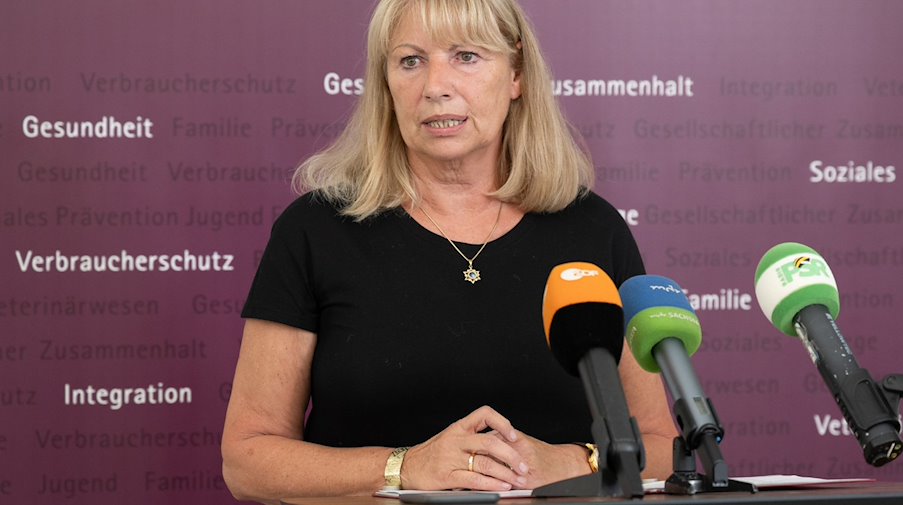 Petra Köpping gibt ein Pressestatement im Staatsministerium. / Foto: Sebastian Kahnert/dpa