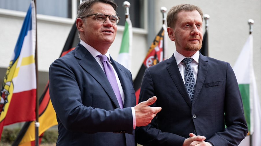 Boris Rhein (l)greets Michael Kretschmer as he arrives at the Conference of Minister Presidents / Photo: Hannes P. Albert/dpa