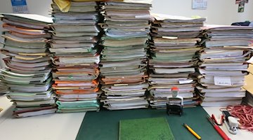 Stacks of files lie on a desk / Photo: Stephanie Pilick/dpa/symbol