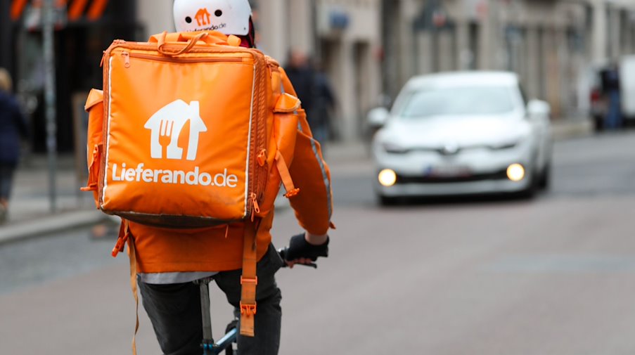 Un mensajero en bicicleta de Lieferando recorre el centro de la ciudad. (Para dpa "Lieferando amplía su negocio y se aleja del reparto a restaurantes") / Foto: Jan Woitas/dpa-Zentralbild/dpa