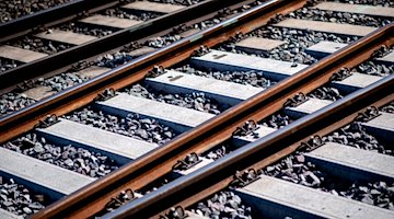 Colocación de vías en el lecho de balasto de una estación de ferrocarril / Foto: Hauke-Christian Dittrich/dpa/symbol