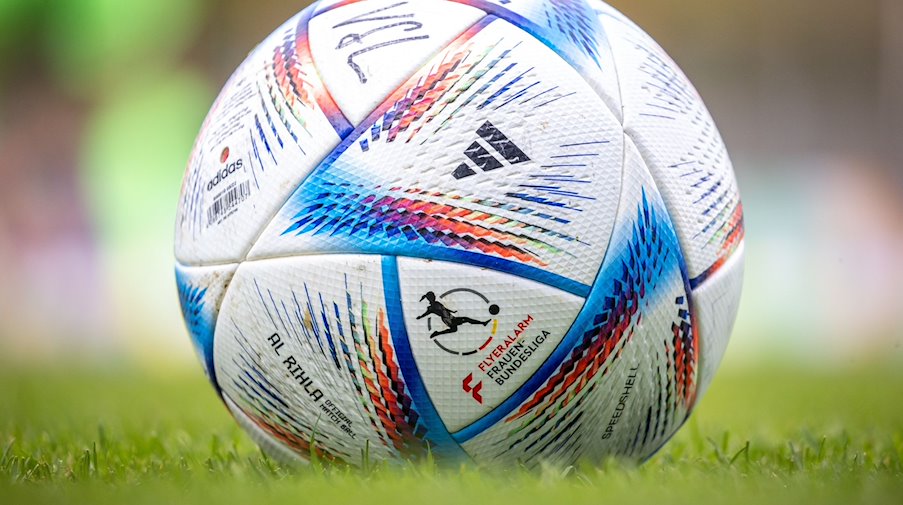 Un balón de fútbol sobre el césped / Foto: Andreas Gora/dpa/Symbolbild