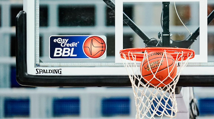 The ball lands in the net during a free throw / Photo: Uwe Anspach/dpa