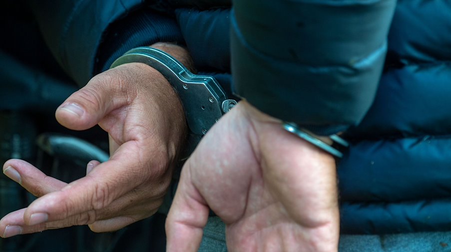 На чоловікові наручники. / Фото: Штефан Зауер/ДПА/Ілюстрація