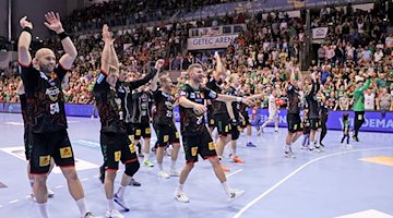 Los jugadores del Magdeburgo celebran la victoria tras el partido. / Foto: Eroll Popova/dpa